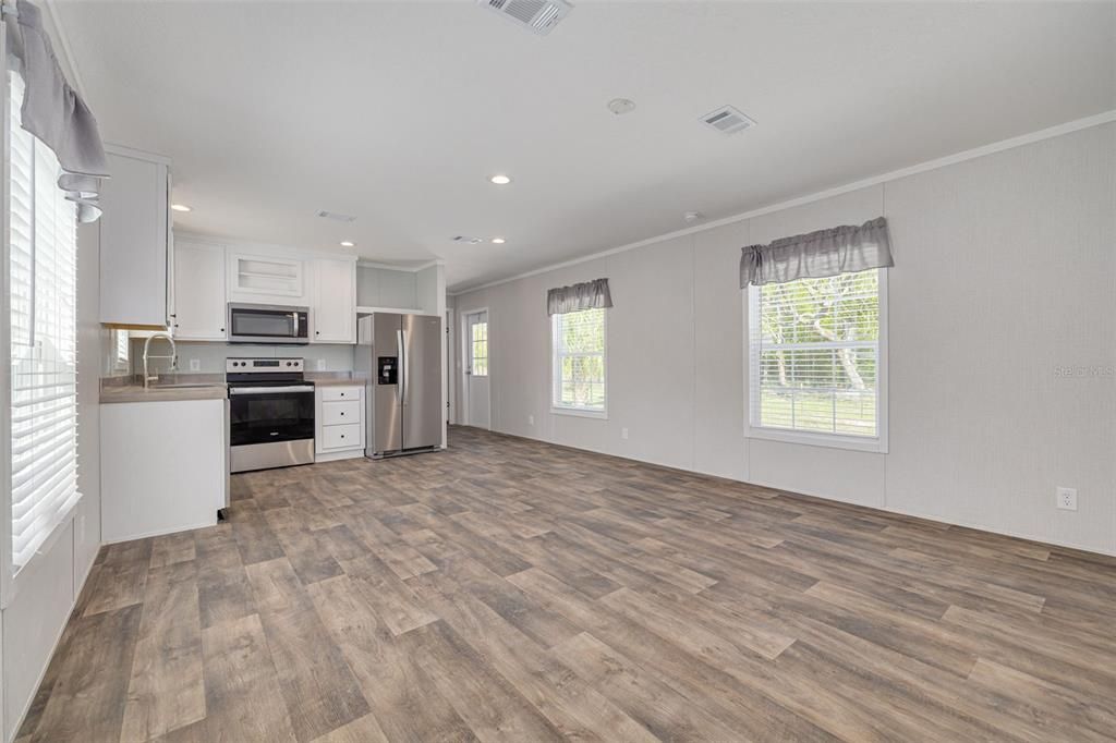 For Sale: $300,000 (3 beds, 2 baths, 1100 Square Feet)