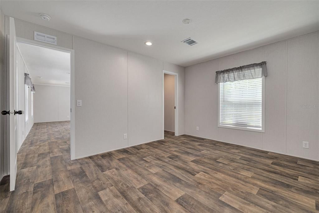 For Sale: $300,000 (3 beds, 2 baths, 1100 Square Feet)