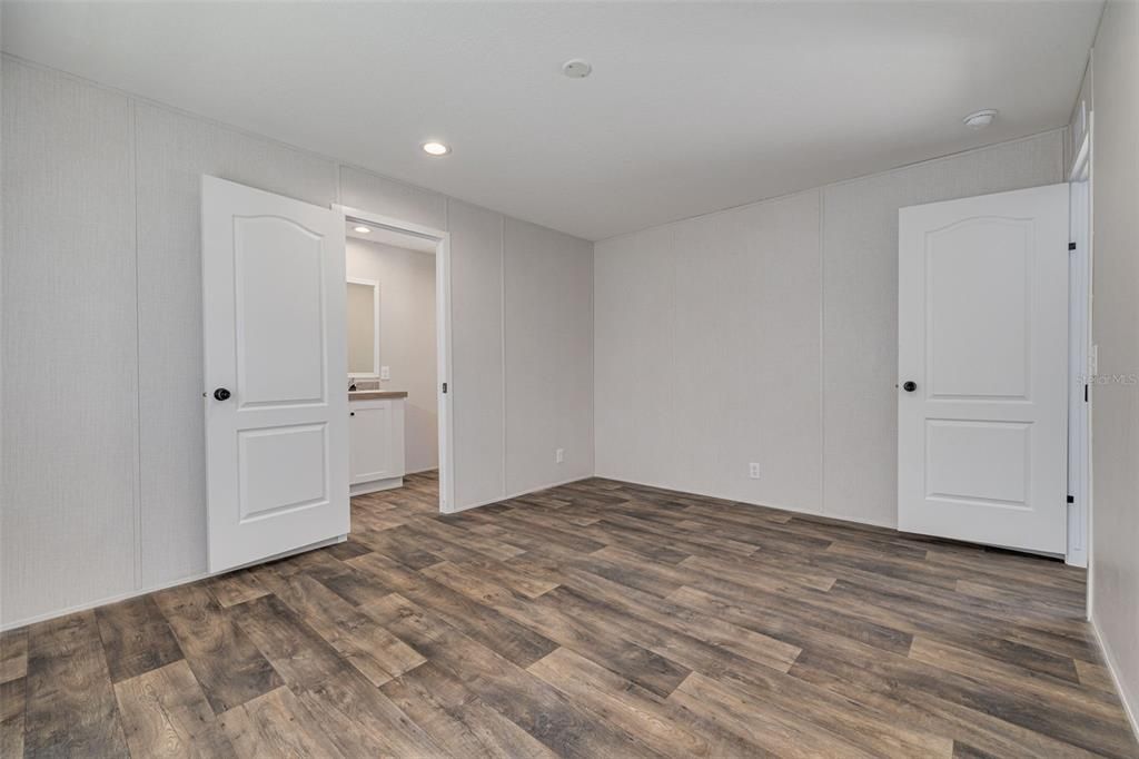 For Sale: $300,000 (3 beds, 2 baths, 1100 Square Feet)