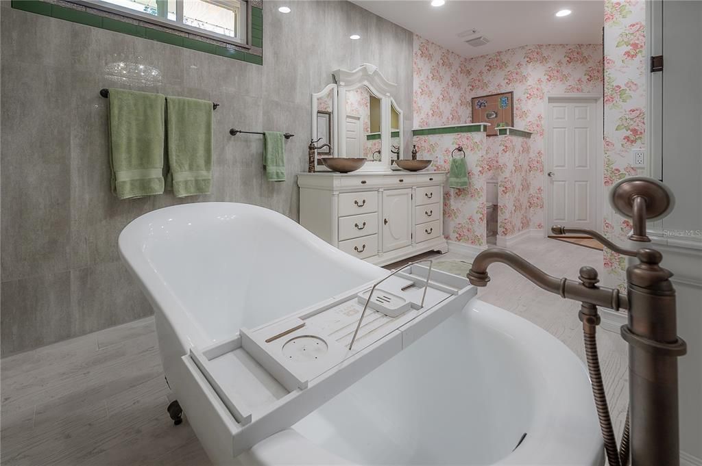 For Sale: $625,000 (4 beds, 2 baths, 2203 Square Feet)