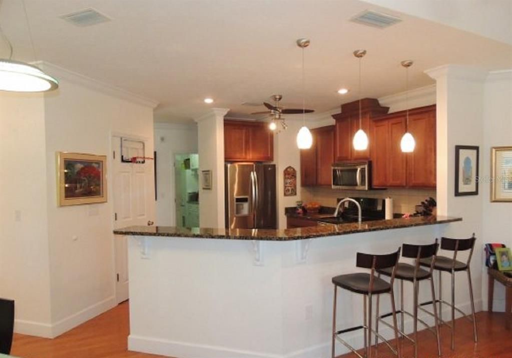 For Rent: $2,600 (3 beds, 2 baths, 2202 Square Feet)