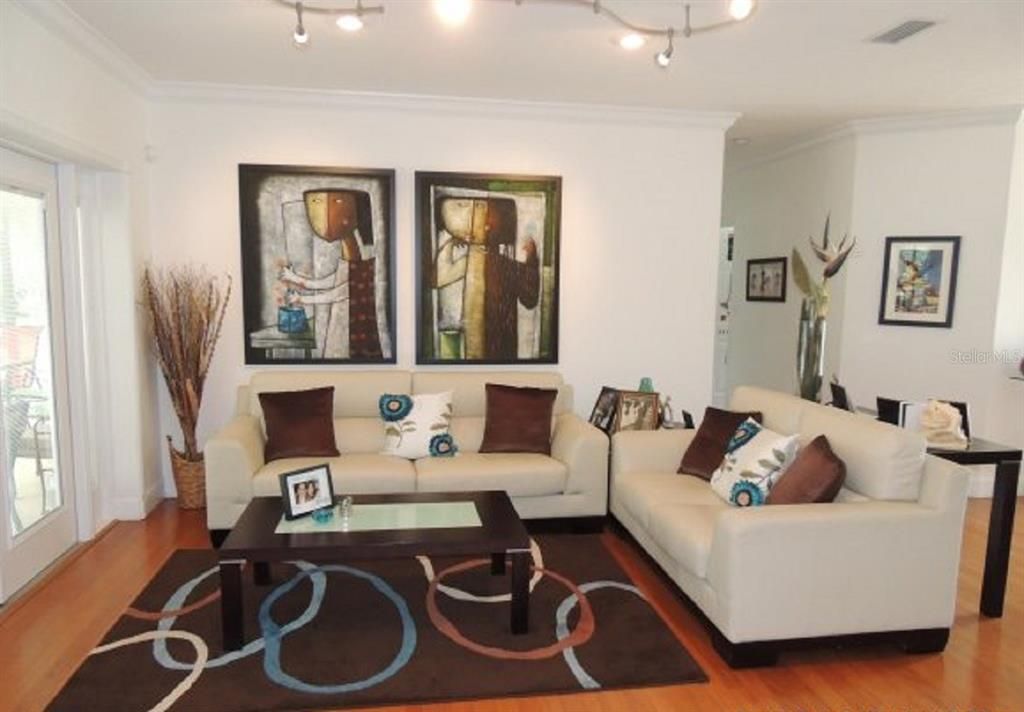 For Rent: $2,600 (3 beds, 2 baths, 2202 Square Feet)