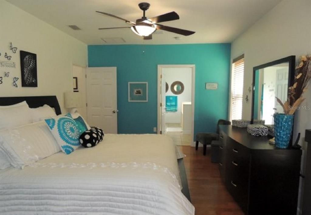 For Rent: $2,600 (3 beds, 2 baths, 2202 Square Feet)