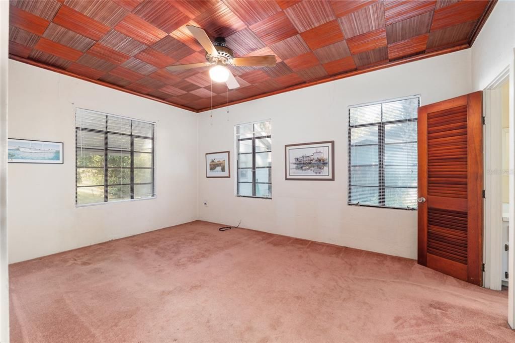 合同活跃: $525,000 (2 贝兹, 1 浴室, 948 平方英尺)