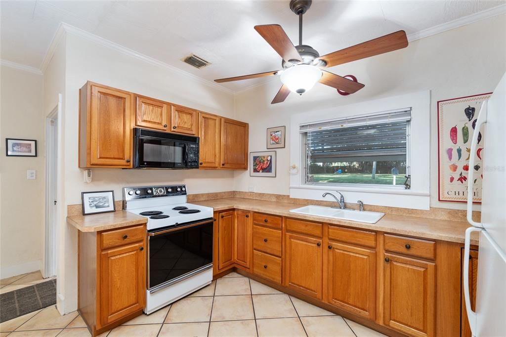 合同活跃: $525,000 (2 贝兹, 1 浴室, 948 平方英尺)