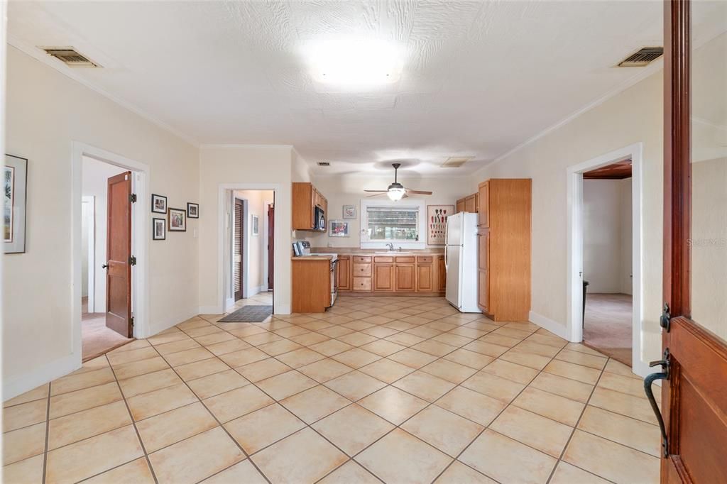 合同活跃: $525,000 (2 贝兹, 1 浴室, 948 平方英尺)