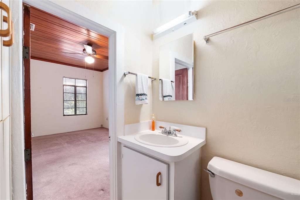 合同活跃: $525,000 (2 贝兹, 1 浴室, 948 平方英尺)