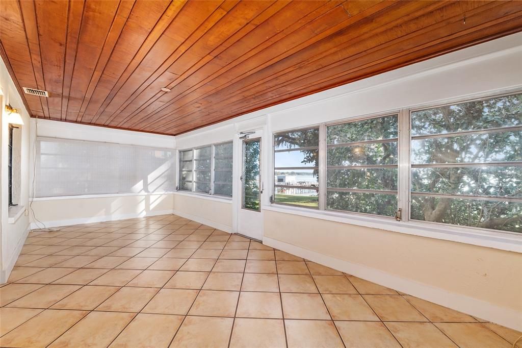 合同活跃: $525,000 (2 贝兹, 1 浴室, 948 平方英尺)