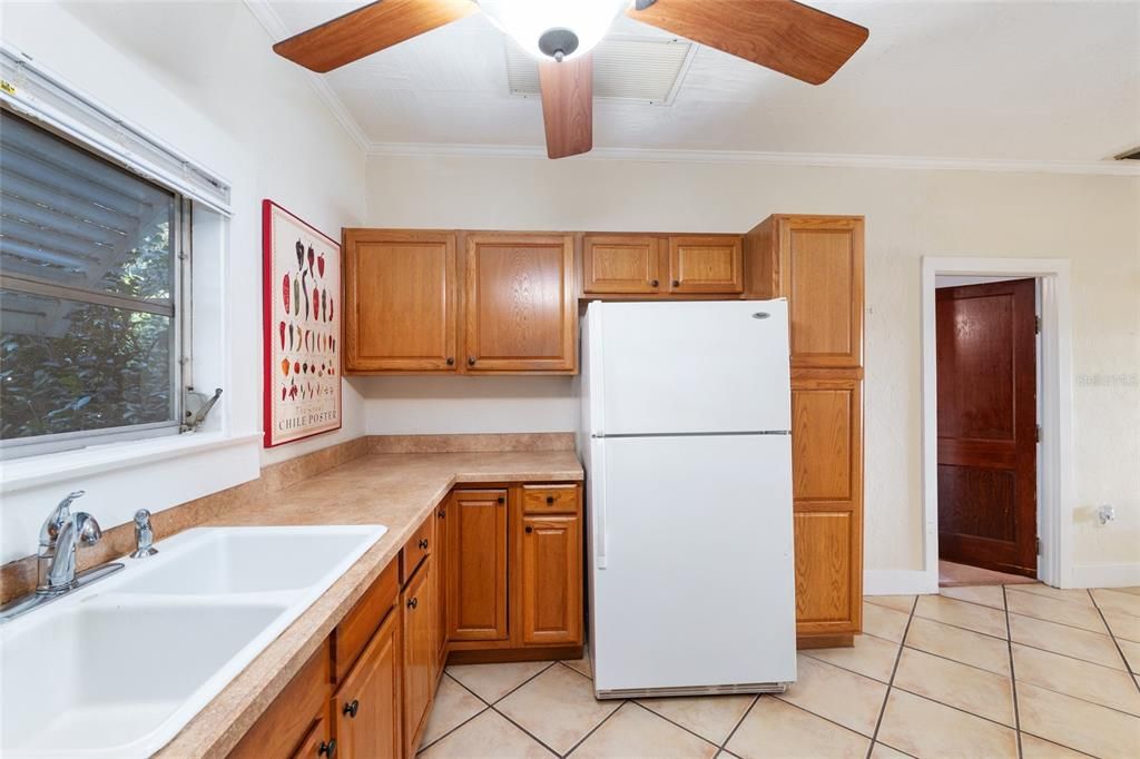 合同活跃: $525,000 (2 贝兹, 1 浴室, 948 平方英尺)