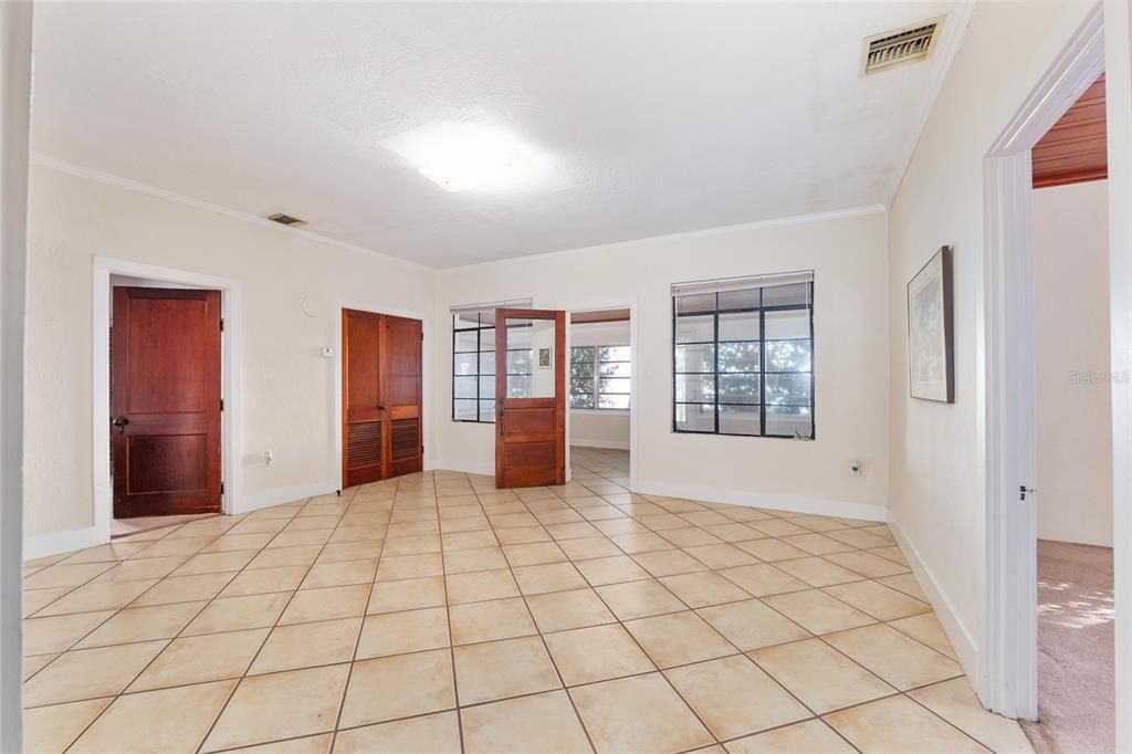 合同活跃: $525,000 (2 贝兹, 1 浴室, 948 平方英尺)