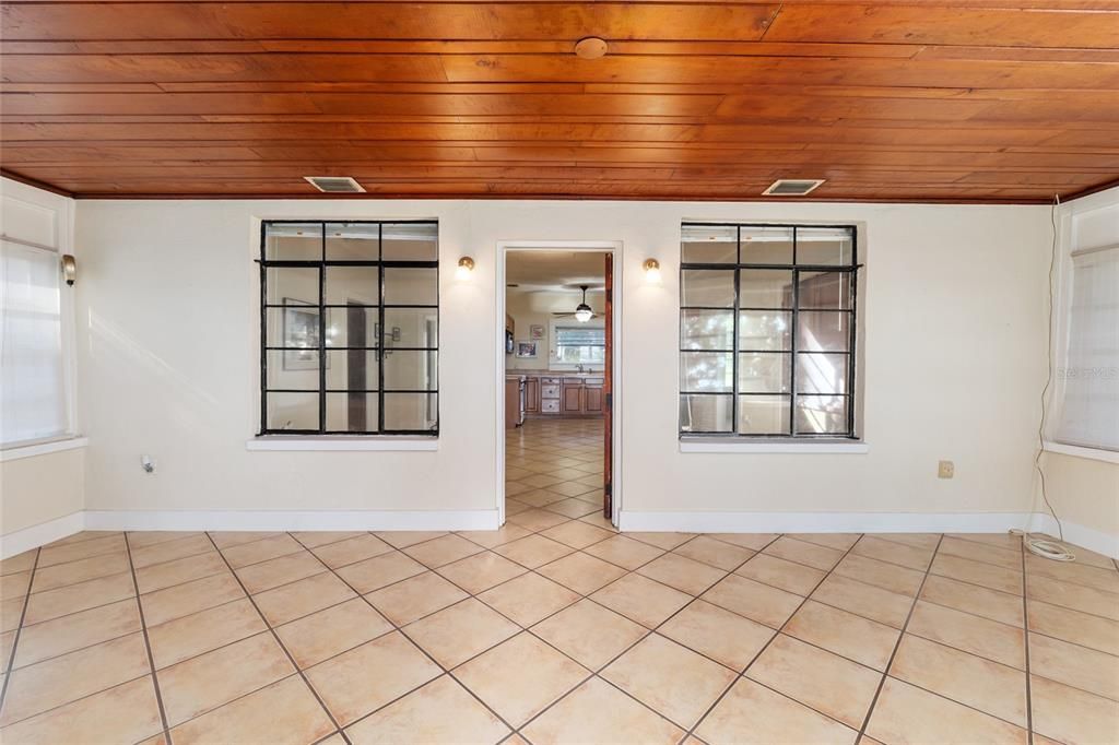 合同活跃: $525,000 (2 贝兹, 1 浴室, 948 平方英尺)