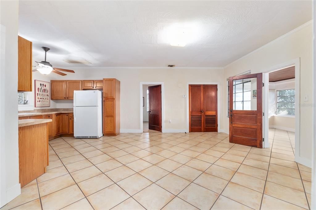 合同活跃: $525,000 (2 贝兹, 1 浴室, 948 平方英尺)