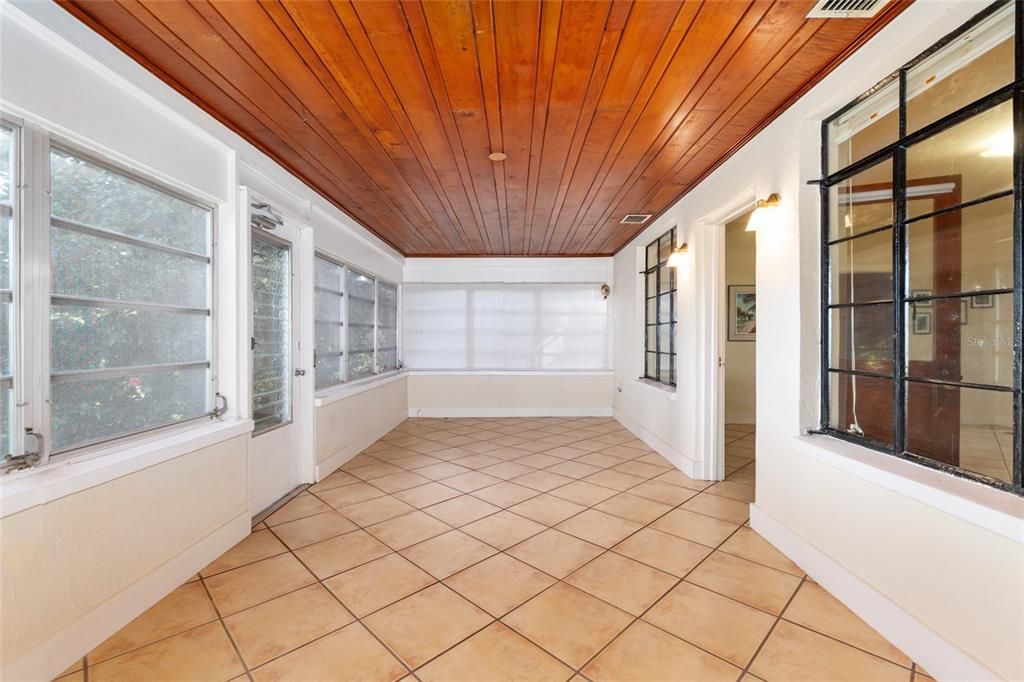 合同活跃: $525,000 (2 贝兹, 1 浴室, 948 平方英尺)