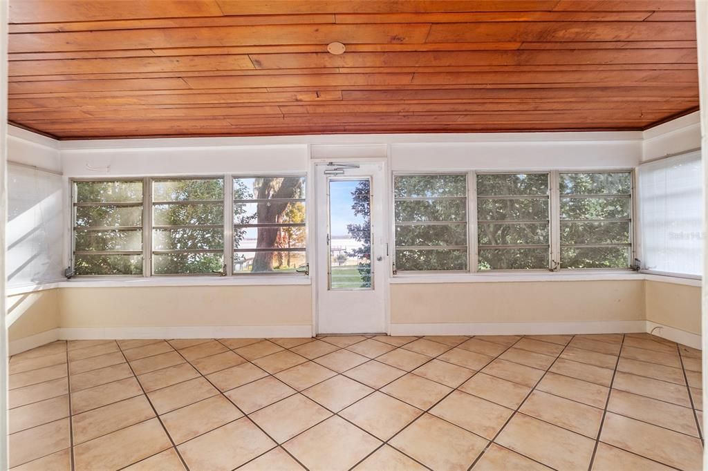 合同活跃: $525,000 (2 贝兹, 1 浴室, 948 平方英尺)