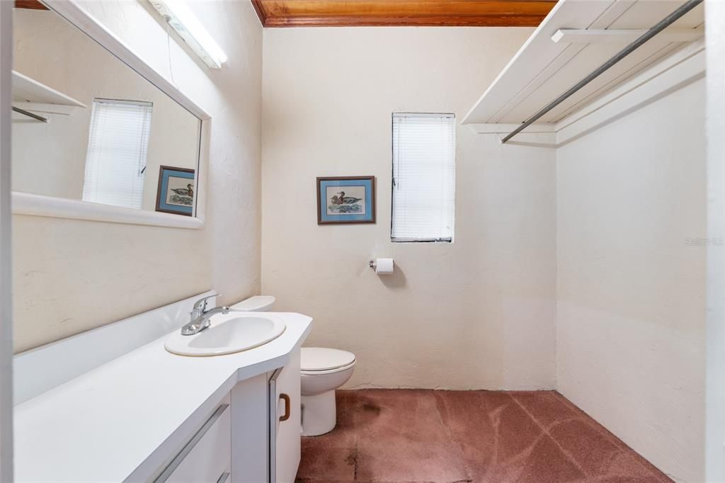 合同活跃: $525,000 (2 贝兹, 1 浴室, 948 平方英尺)