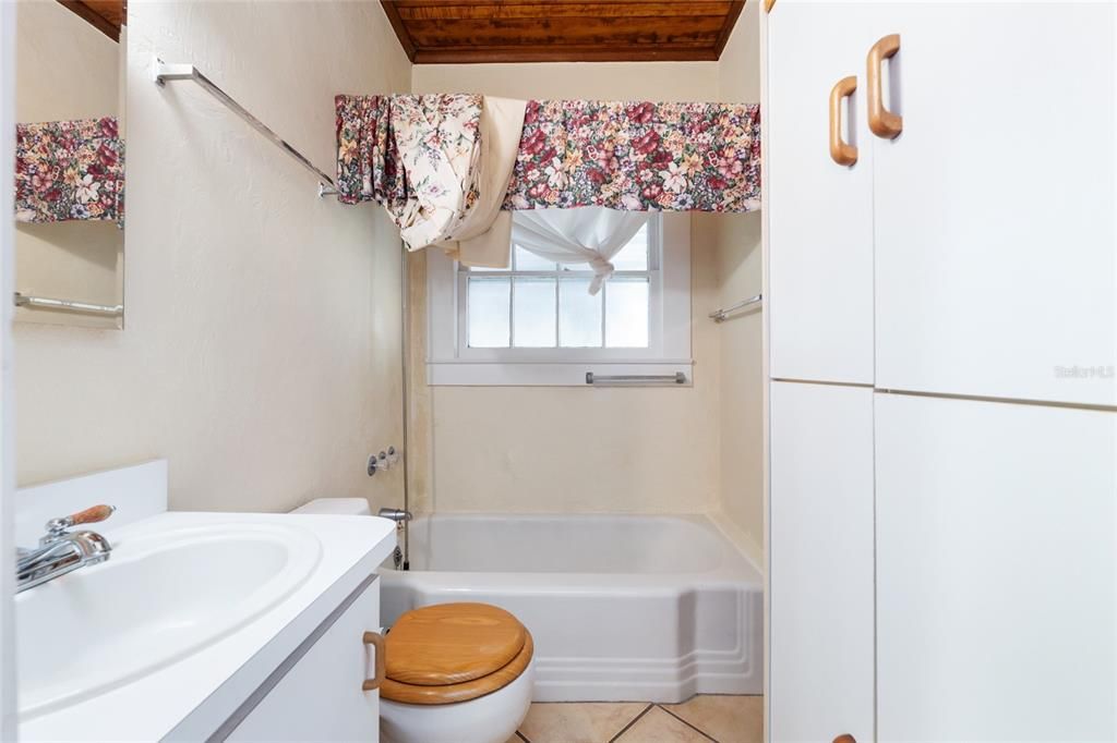 合同活跃: $525,000 (2 贝兹, 1 浴室, 948 平方英尺)