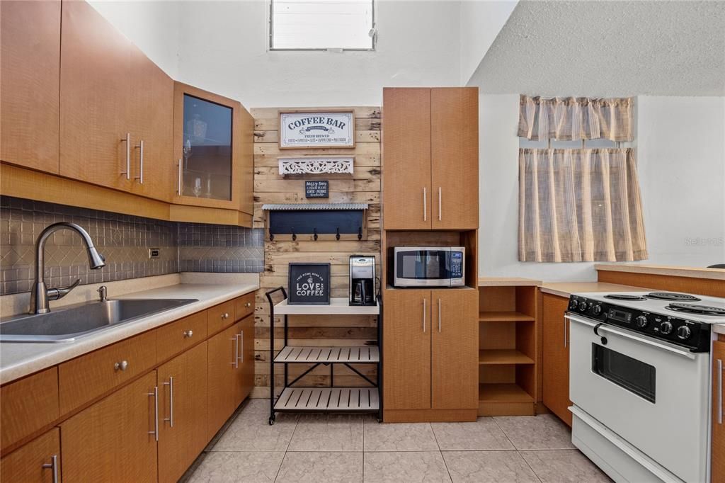 На продажу: $560,000 (4 спален, 3 ванн, 3000 Квадратных фут)