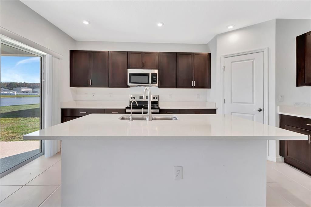 На продажу: $325,000 (4 спален, 2 ванн, 1845 Квадратных фут)