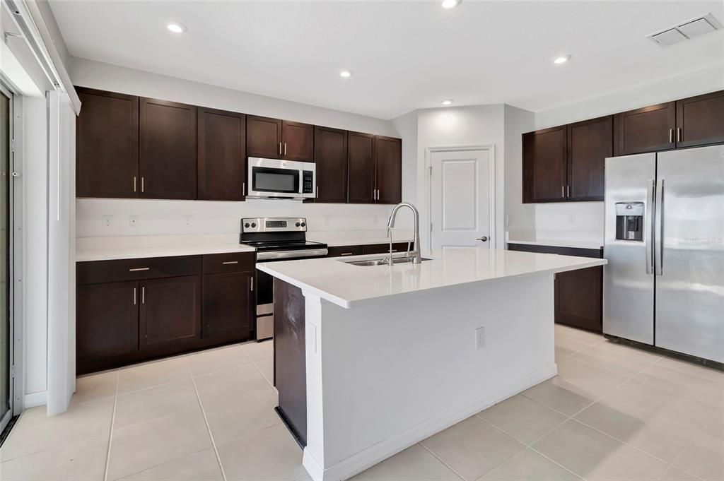 На продажу: $325,000 (4 спален, 2 ванн, 1845 Квадратных фут)