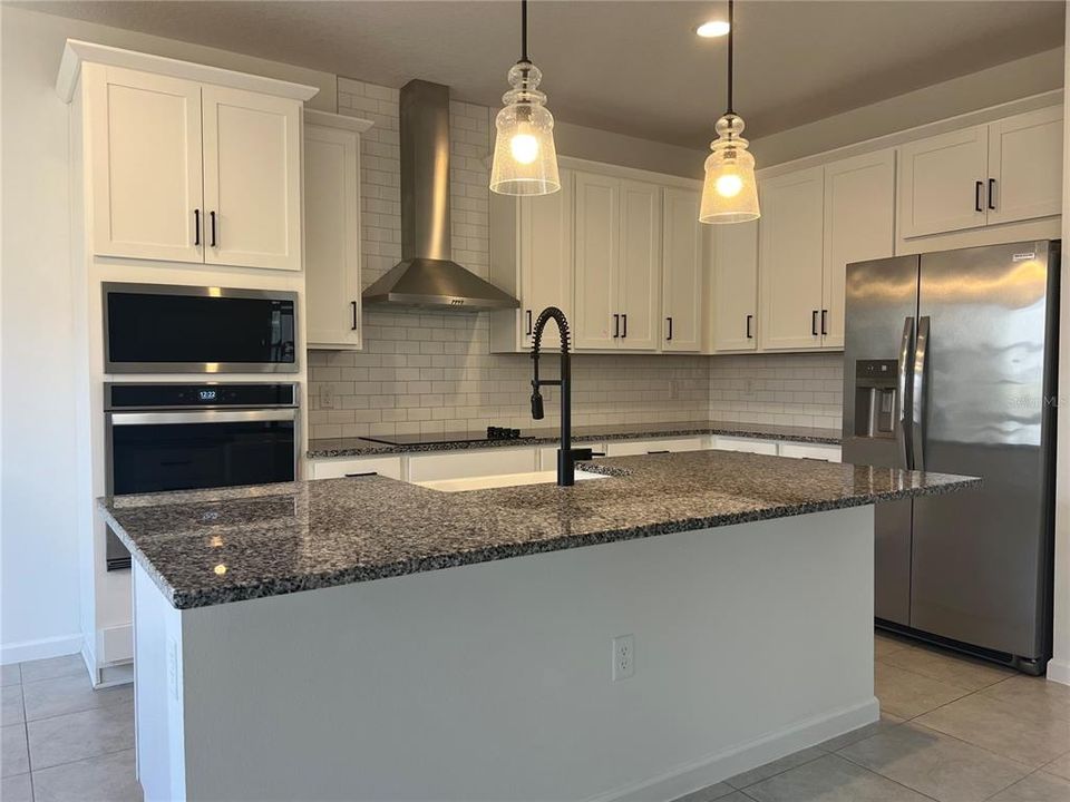 出租: $3,300 (4 贝兹, 3 浴室, 2040 平方英尺)