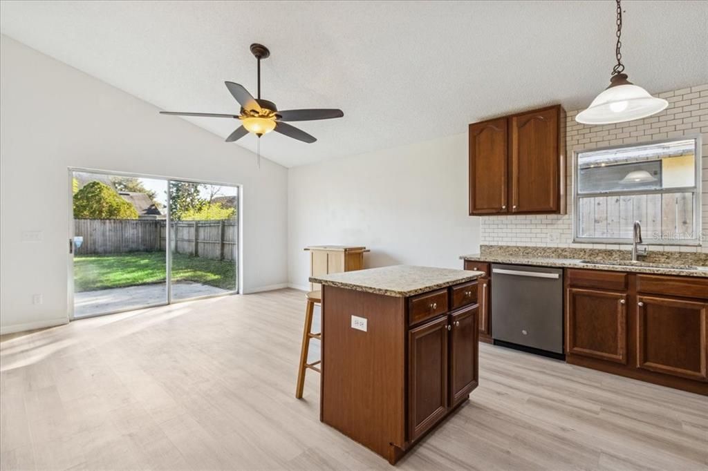 待售: $405,000 (3 贝兹, 2 浴室, 1455 平方英尺)