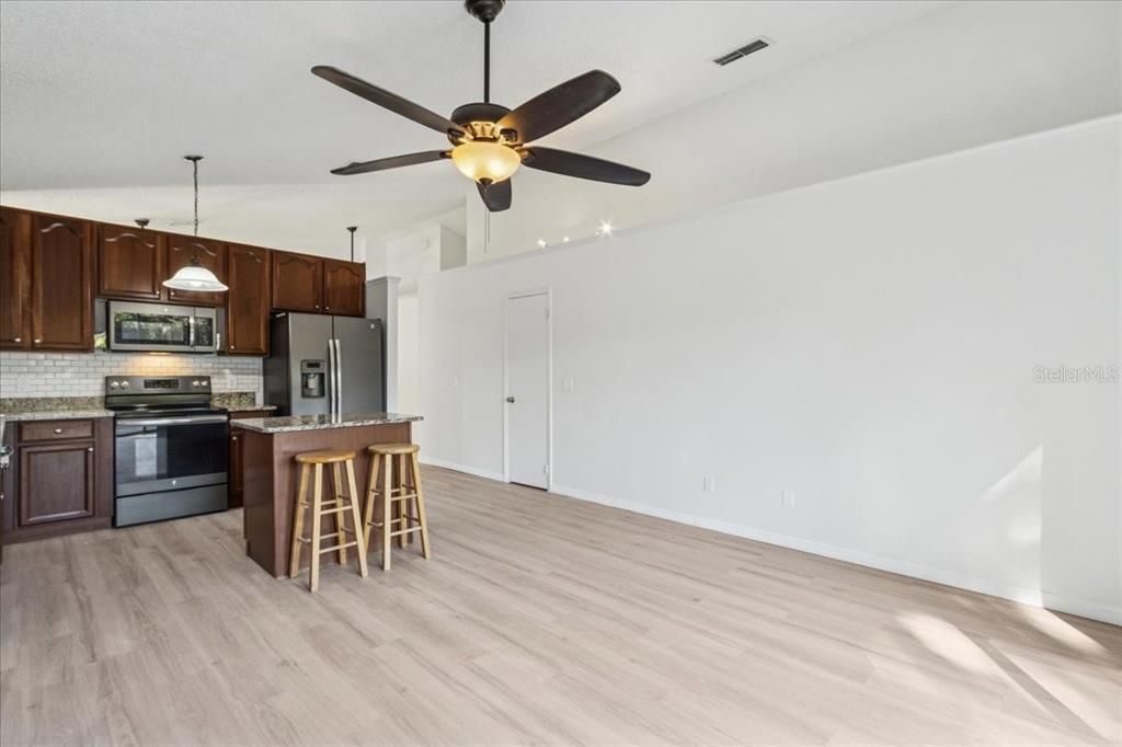 待售: $405,000 (3 贝兹, 2 浴室, 1455 平方英尺)