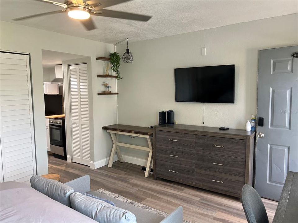 出租: $1,175 (0 贝兹, 1 浴室, 336 平方英尺)