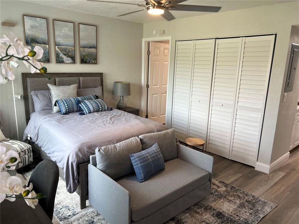 出租: $1,175 (0 贝兹, 1 浴室, 336 平方英尺)