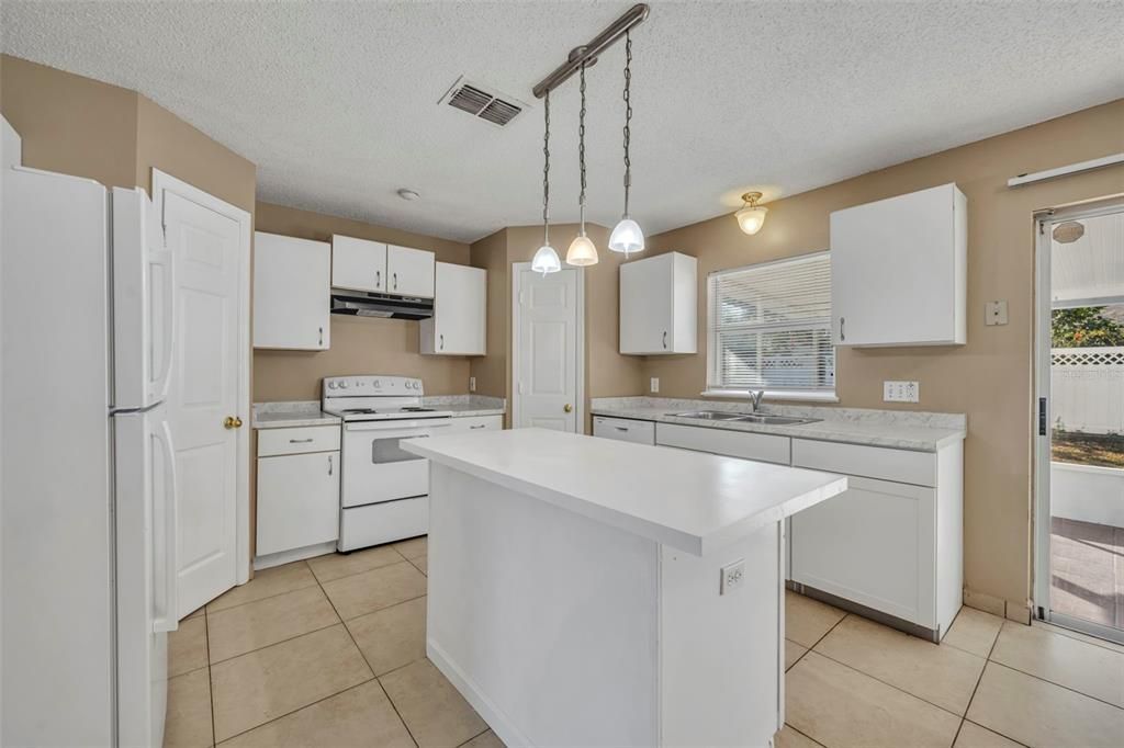 На продажу: $329,900 (5 спален, 3 ванн, 2144 Квадратных фут)