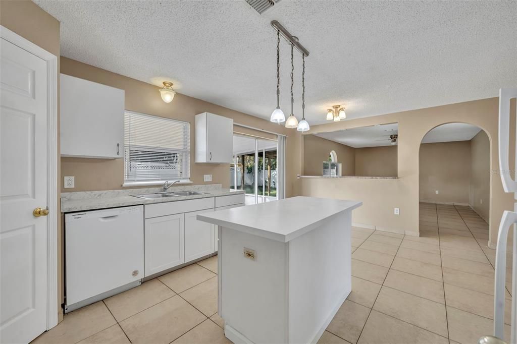 На продажу: $329,900 (5 спален, 3 ванн, 2144 Квадратных фут)