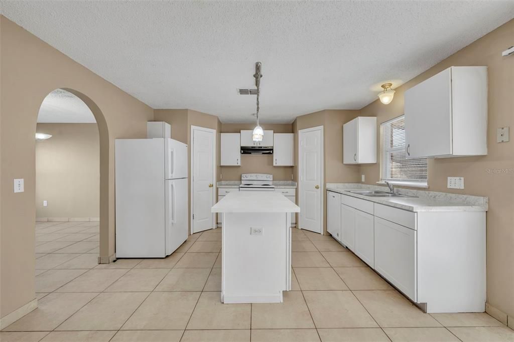 На продажу: $329,900 (5 спален, 3 ванн, 2144 Квадратных фут)