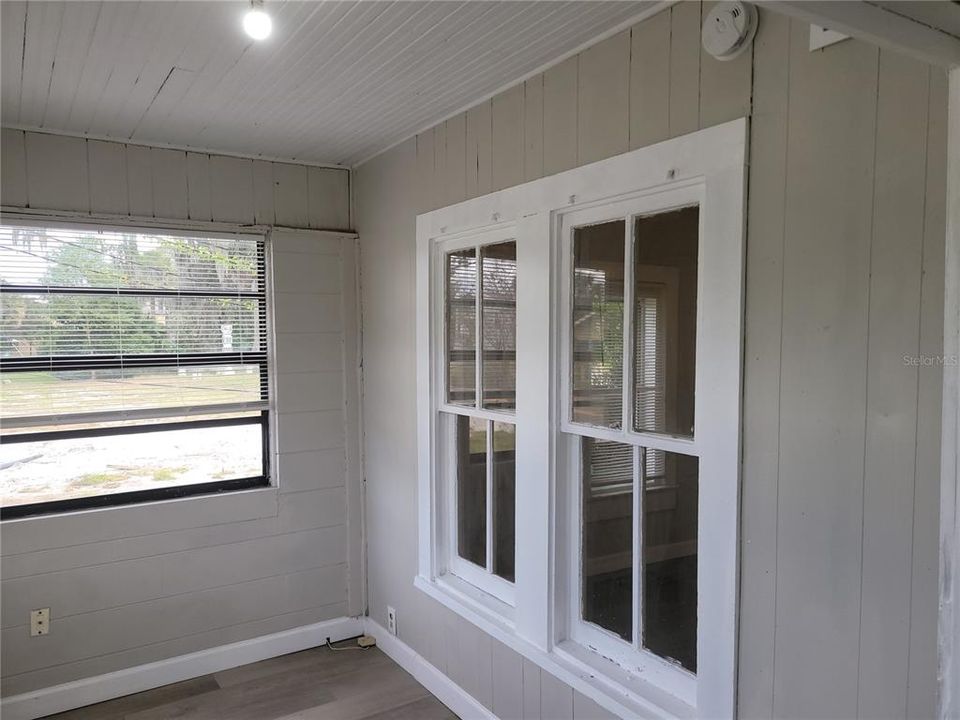 For Rent: $1,300 (2 beds, 1 baths, 1000 Square Feet)