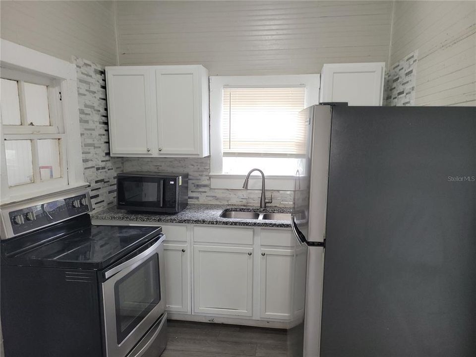 For Rent: $1,300 (2 beds, 1 baths, 1000 Square Feet)
