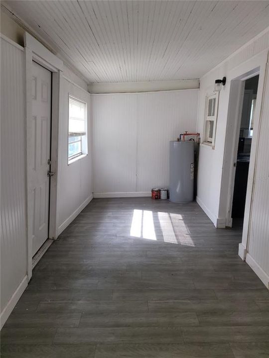 For Rent: $1,300 (2 beds, 1 baths, 1000 Square Feet)