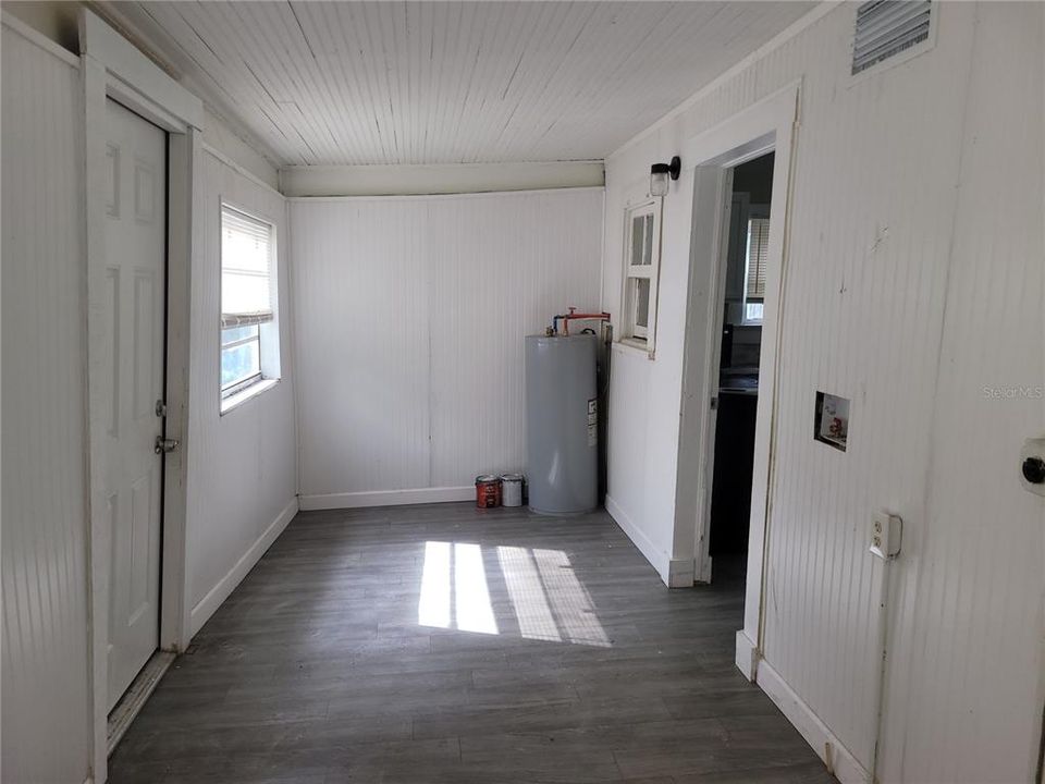 For Rent: $1,300 (2 beds, 1 baths, 1000 Square Feet)