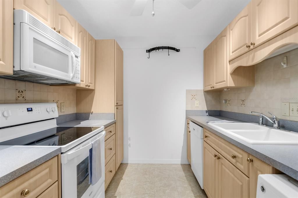 For Sale: $310,000 (2 beds, 2 baths, 1032 Square Feet)