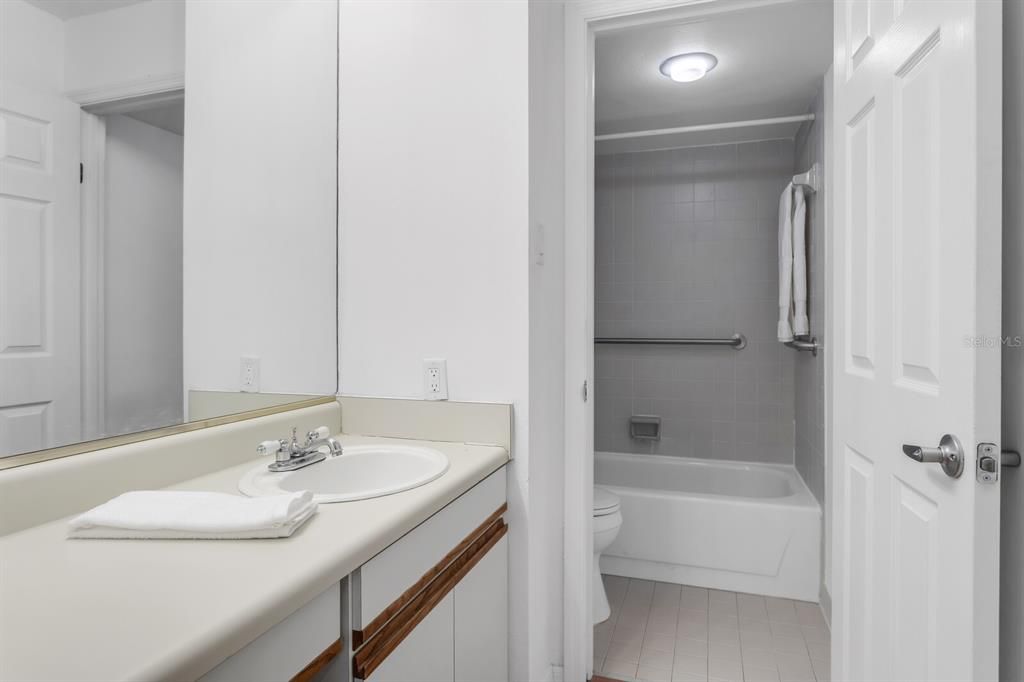 For Sale: $310,000 (2 beds, 2 baths, 1032 Square Feet)