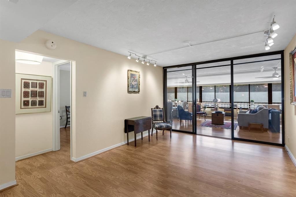 For Sale: $310,000 (2 beds, 2 baths, 1032 Square Feet)