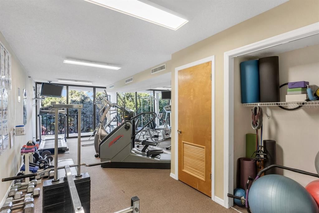 For Sale: $310,000 (2 beds, 2 baths, 1032 Square Feet)