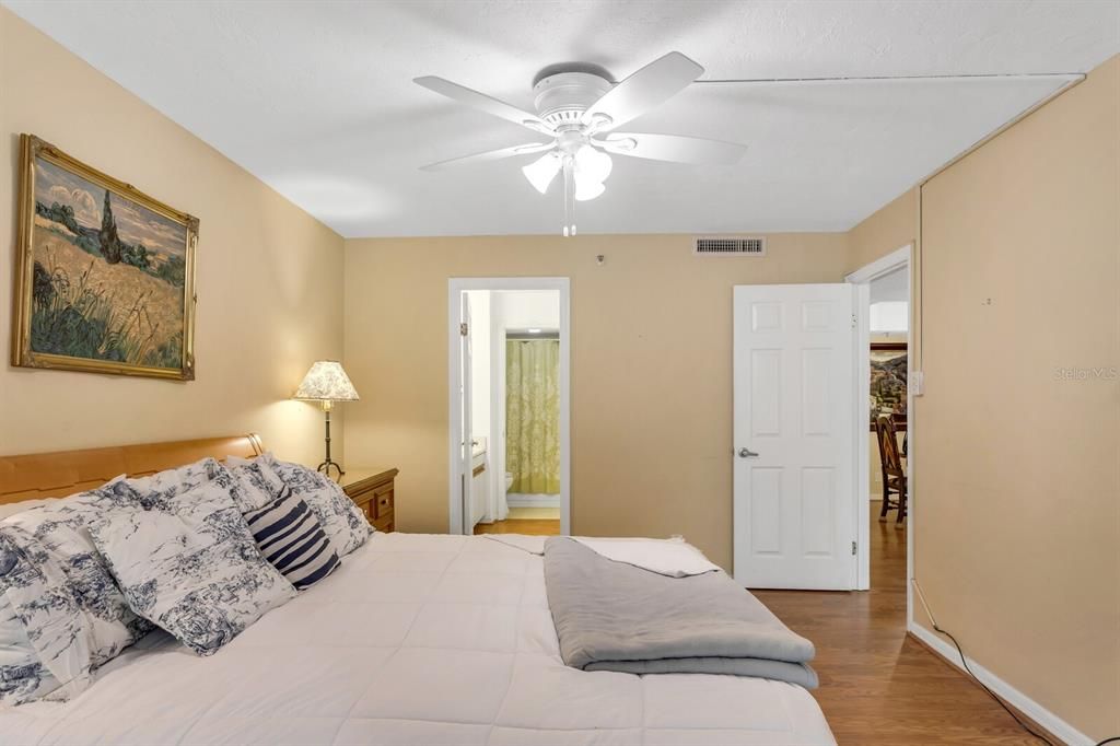 For Sale: $310,000 (2 beds, 2 baths, 1032 Square Feet)