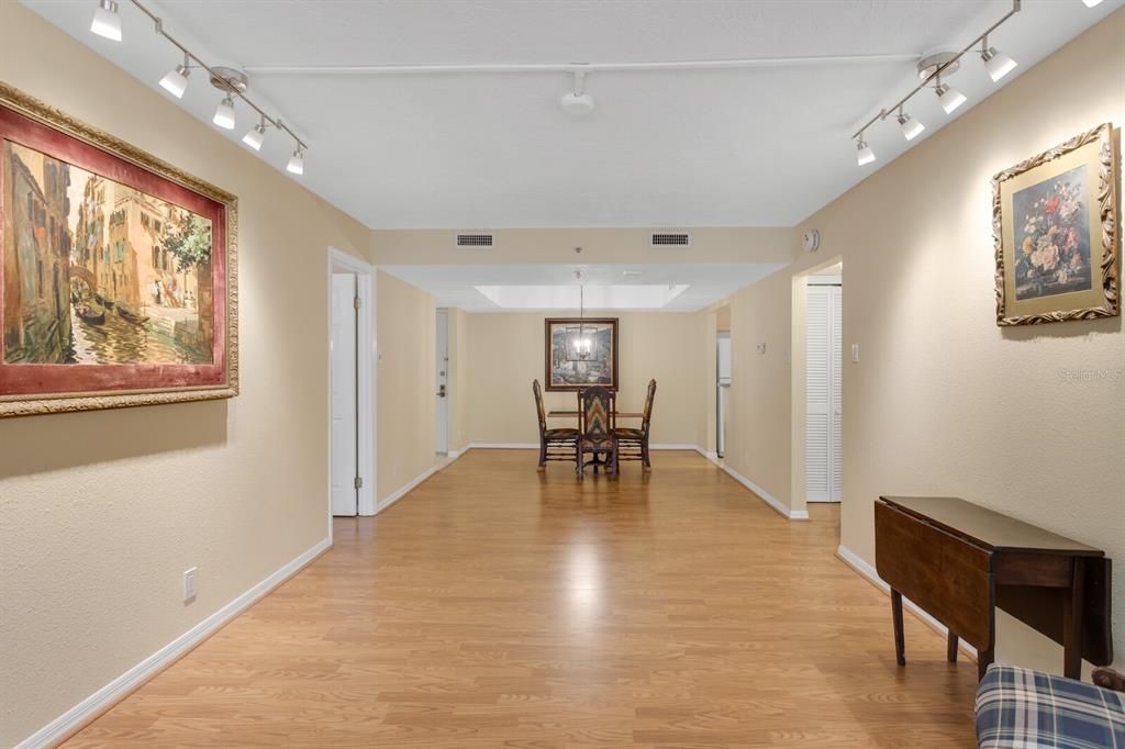 For Sale: $310,000 (2 beds, 2 baths, 1032 Square Feet)