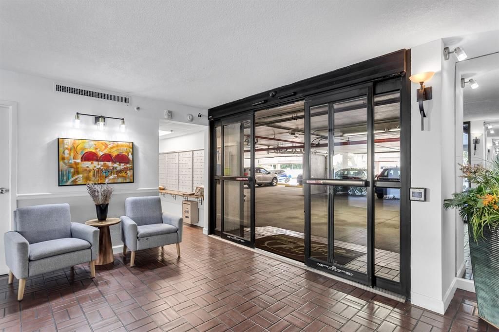 For Sale: $310,000 (2 beds, 2 baths, 1032 Square Feet)