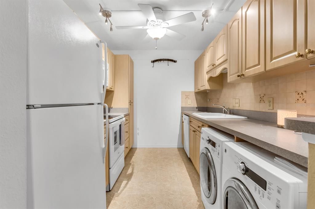 For Sale: $310,000 (2 beds, 2 baths, 1032 Square Feet)