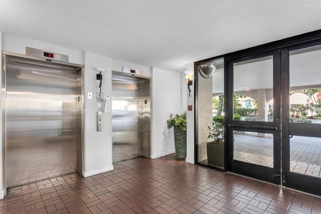 For Sale: $310,000 (2 beds, 2 baths, 1032 Square Feet)