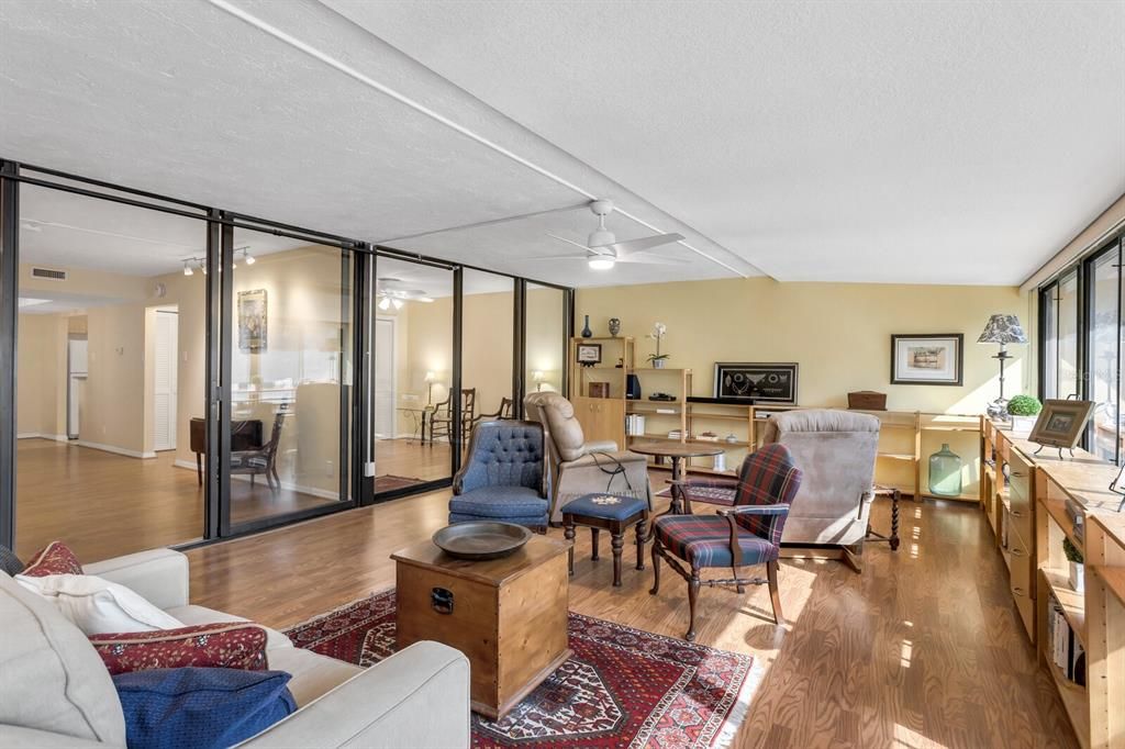 For Sale: $310,000 (2 beds, 2 baths, 1032 Square Feet)