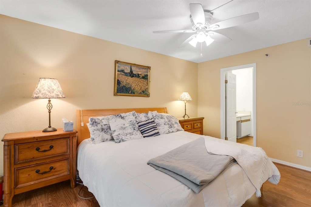 For Sale: $310,000 (2 beds, 2 baths, 1032 Square Feet)