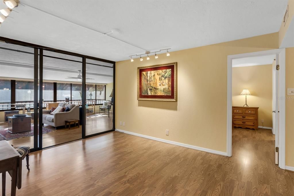 For Sale: $310,000 (2 beds, 2 baths, 1032 Square Feet)