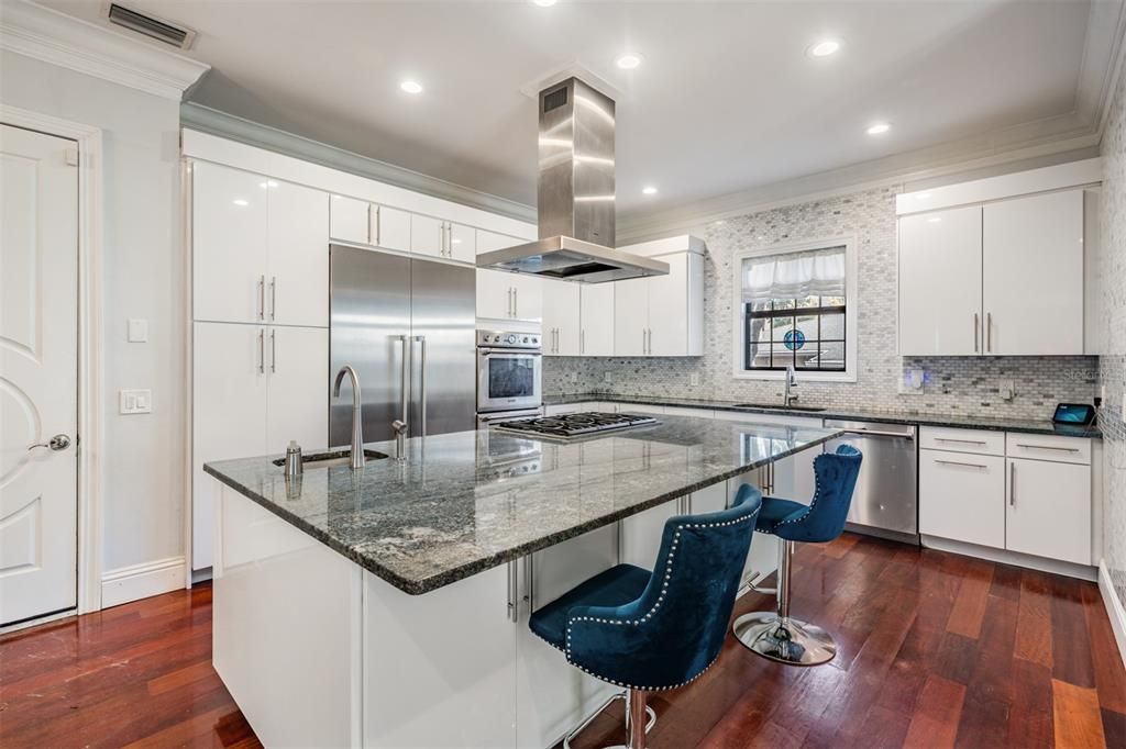 For Sale: $3,500,000 (5 beds, 6 baths, 5777 Square Feet)