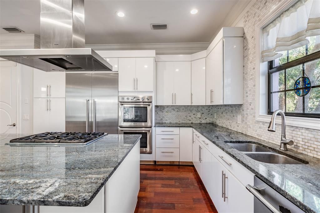 For Sale: $3,500,000 (5 beds, 6 baths, 5777 Square Feet)