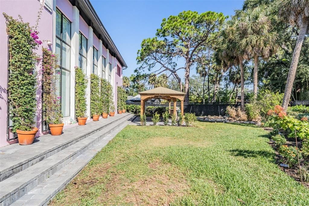 For Sale: $3,500,000 (5 beds, 6 baths, 5777 Square Feet)